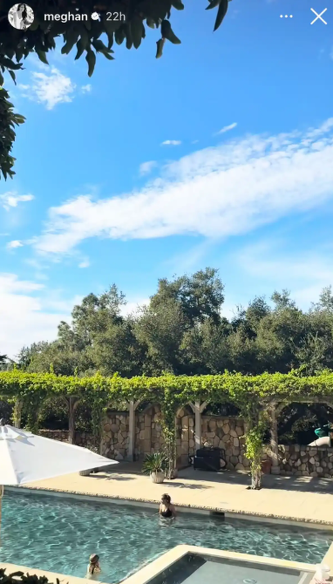 Công chúa nhỏ Lilibet tập bơi cùng bà ngoại, hé lộ góc bình yên bên trong dinh thự triệu đô của Meghan Markle- Ảnh 2.