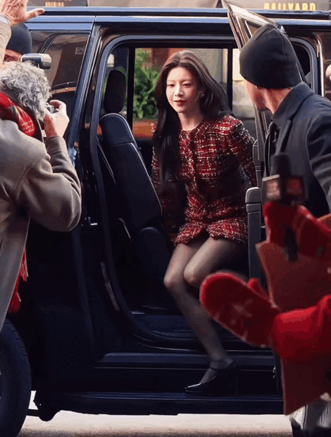 Siêu sao khiến cả châu Á bùng nổ: Khuôn mặt sáng bừng, mặc đẹp đến nỗi mỗi khung hình đều là 1 bức họa- Ảnh 2.