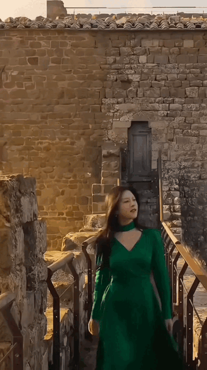 Siêu sao khiến cả châu Á bùng nổ: Khuôn mặt sáng bừng, mặc đẹp đến nỗi mỗi khung hình đều là 1 bức họa- Ảnh 9.