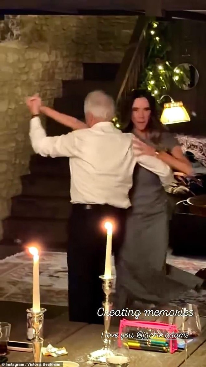 Phơi bày điệu nhảy "không đứng đắn" của Victoria Beckham với con trai khiến Brooklyn xấu hổ, con dâu bật khóc chạy khỏi lễ cưới- Ảnh 2.