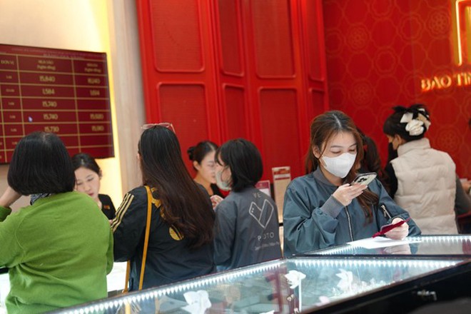 Giờ ai còn săn sale quần áo đón Tết nữa: “Săn” vàng mới chất!- Ảnh 4.