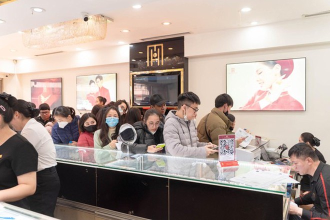 Giờ ai còn săn sale quần áo đón Tết nữa: “Săn” vàng mới chất!- Ảnh 5.