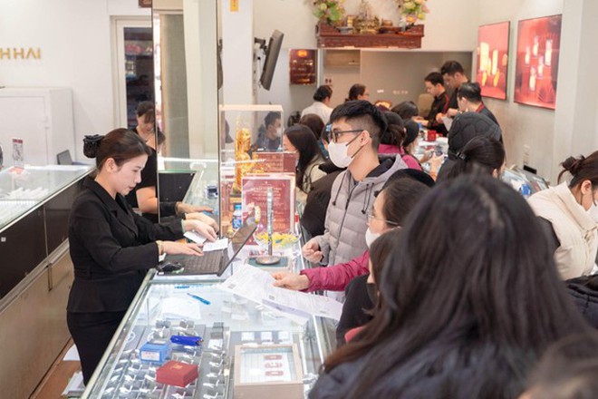 Giờ ai còn săn sale quần áo đón Tết nữa: “Săn” vàng mới chất!- Ảnh 3.