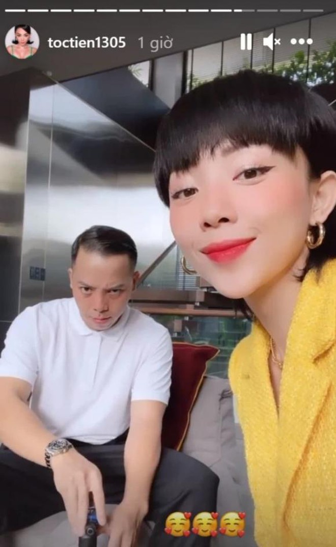 Touliver lặng lẽ xem ảnh Tóc Tiên suốt chuyến bay- Ảnh 6.