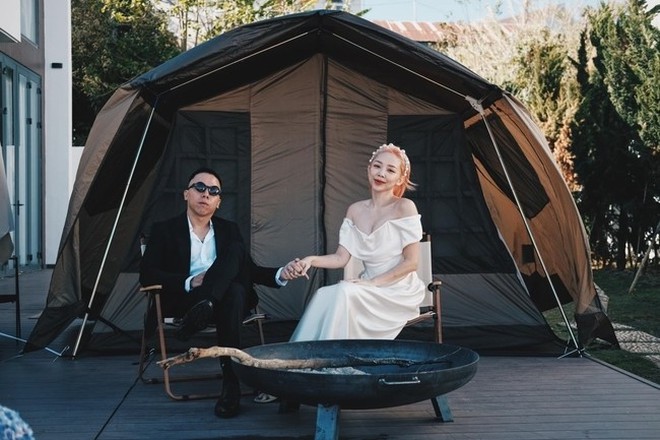 Touliver lặng lẽ xem ảnh Tóc Tiên suốt chuyến bay- Ảnh 4.