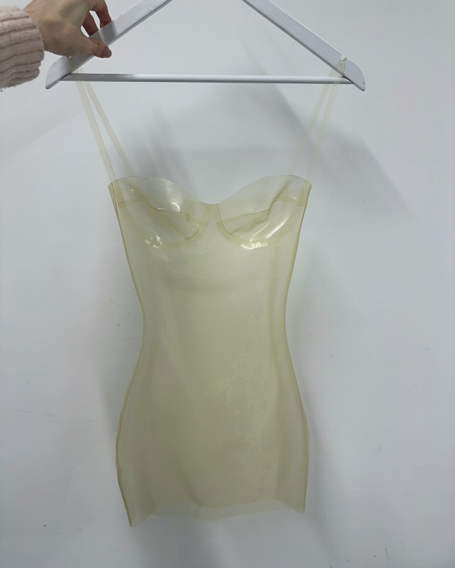 Thế giới ơi! Váy cưới trong veo hoá ra là mơ ước của nhiều người?- Ảnh 4.