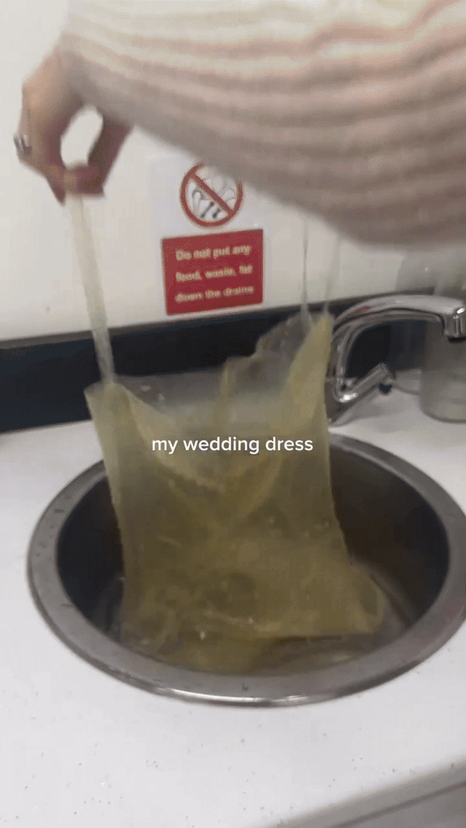 Thế giới ơi! Váy cưới trong veo hoá ra là mơ ước của nhiều người?- Ảnh 1.