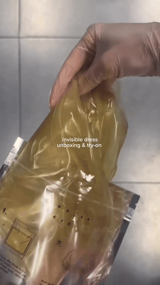 Thế giới ơi! Váy cưới trong veo hoá ra là mơ ước của nhiều người?- Ảnh 2.