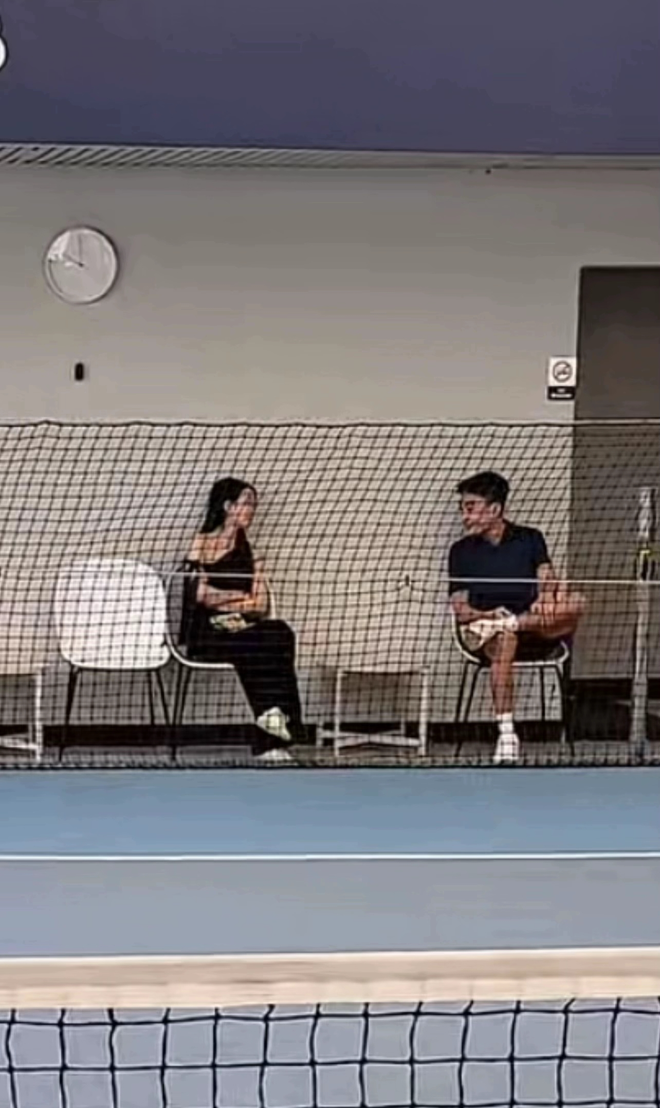 Tóm dính cảnh thiếu gia Duy Nhỏ trên sân pickleball với cô gái lạ mặt- Ảnh 1.