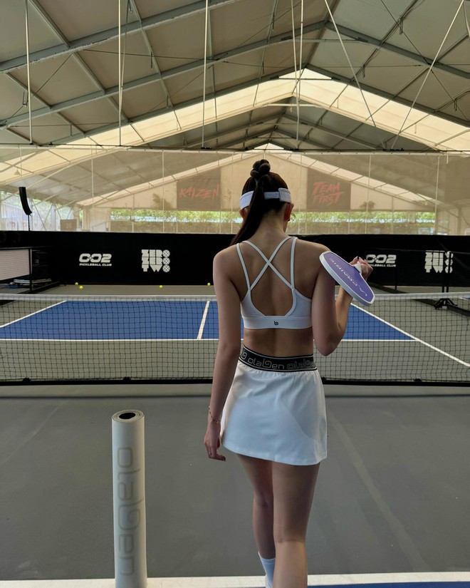 Tóm dính cảnh thiếu gia Duy Nhỏ trên sân pickleball với cô gái lạ mặt- Ảnh 4.