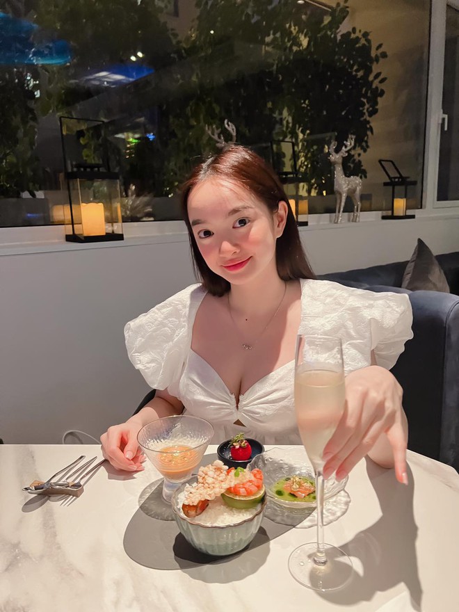 Thiên thần "3 mét bẻ đôi" nhưng mặc gì cũng sang, cả showbiz chỉ có duy nhất 1 người- Ảnh 9. Thiên thần "3 mét bẻ đôi" nhưng mặc gì cũng sang, cả showbiz chỉ có duy nhất 1 người- Ảnh 9.