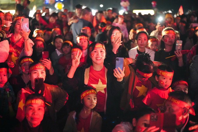 Ấm lòng: Bà con quê Đình Bắc không quay lưng, còn thuê màn LED “khủng” cổ vũ U23 Việt Nam tranh hạng 3 châu Á- Ảnh 6.