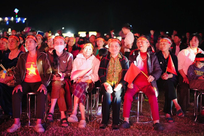 Ấm lòng: Bà con quê Đình Bắc không quay lưng, còn thuê màn LED “khủng” cổ vũ U23 Việt Nam tranh hạng 3 châu Á- Ảnh 7.