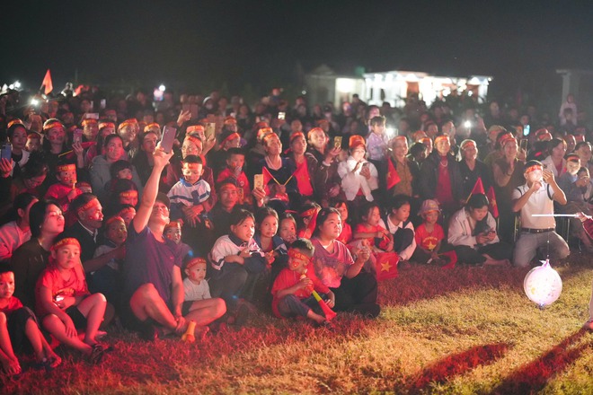 Ấm lòng: Bà con quê Đình Bắc không quay lưng, còn thuê màn LED “khủng” cổ vũ U23 Việt Nam tranh hạng 3 châu Á- Ảnh 8.