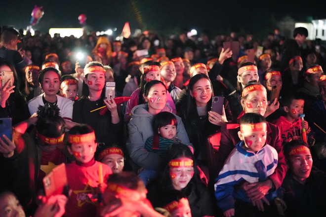 Ấm lòng: Bà con quê Đình Bắc không quay lưng, còn thuê màn LED “khủng” cổ vũ U23 Việt Nam tranh hạng 3 châu Á- Ảnh 9.