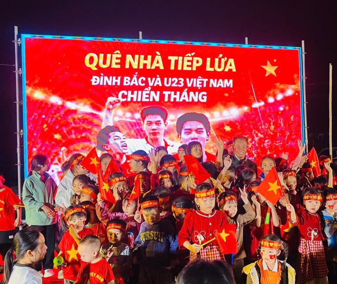 Ấm lòng: Bà con quê Đình Bắc không quay lưng, còn thuê màn LED “khủng” cổ vũ U23 Việt Nam tranh hạng 3 châu Á- Ảnh 4.
