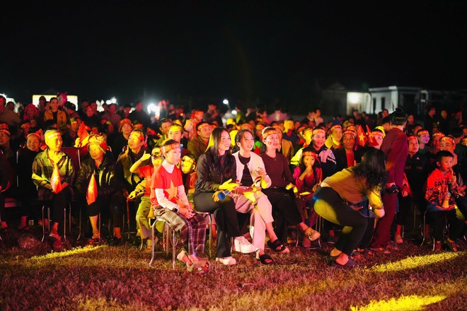 Ấm lòng: Bà con quê Đình Bắc không quay lưng, còn thuê màn LED “khủng” cổ vũ U23 Việt Nam tranh hạng 3 châu Á- Ảnh 10.