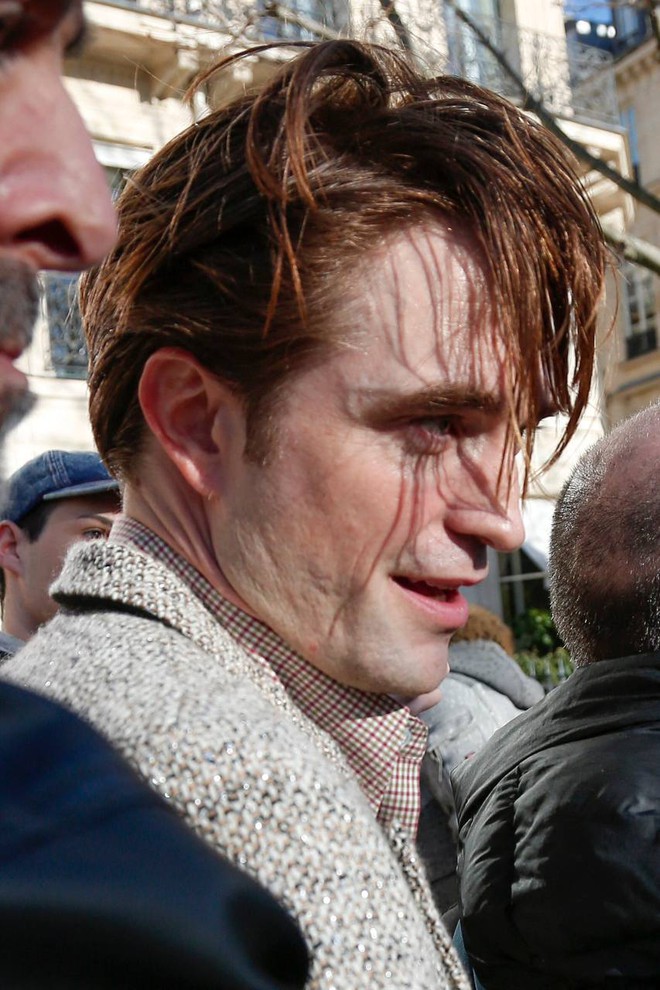 Tài tử đẹp trai nhất thế giới trông như vô gia cư tại show Dior- Ảnh 6. Tài tử đẹp trai nhất thế giới trông như vô gia cư tại show Dior- Ảnh 6.