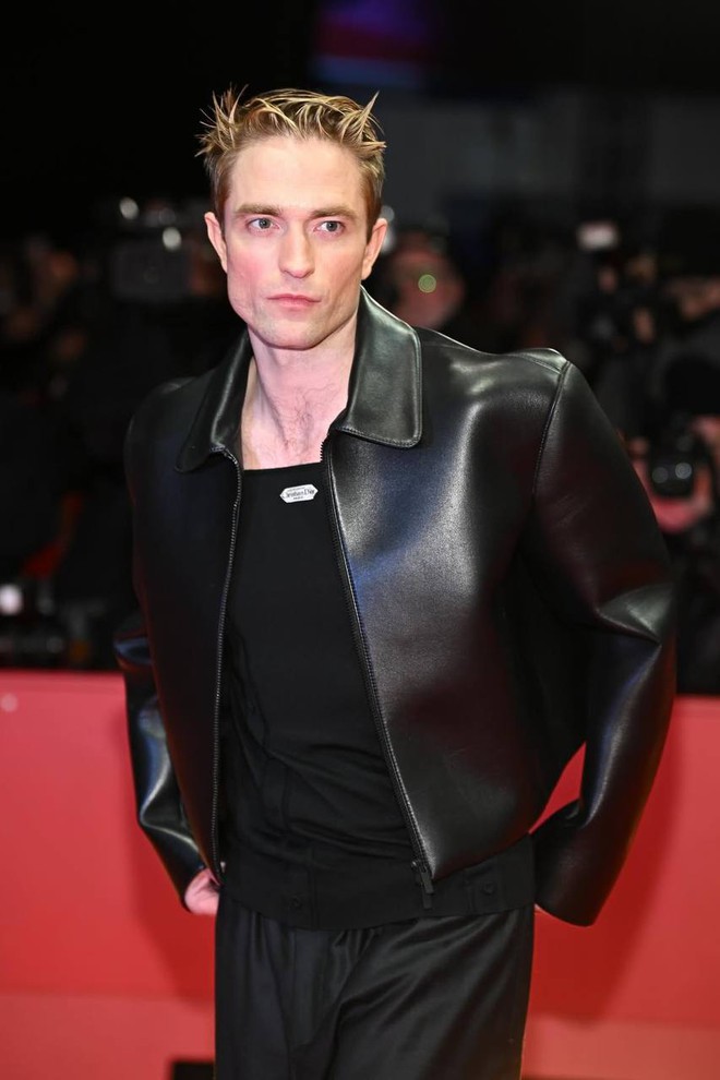 Tài tử đẹp trai nhất thế giới trông như vô gia cư tại show Dior- Ảnh 11. Tài tử đẹp trai nhất thế giới trông như vô gia cư tại show Dior- Ảnh 11.