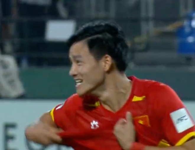 Đẹp vô cùng: Thanh Nhàn hôn lá cờ Tổ quốc, ăn mừng cú sút quyết định giúp U23 Việt Nam giành hạng 3 châu Á- Ảnh 3.