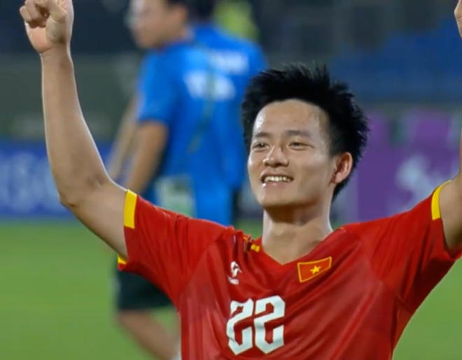 Đẹp vô cùng: Thanh Nhàn hôn lá cờ Tổ quốc, ăn mừng cú sút quyết định giúp U23 Việt Nam giành hạng 3 châu Á- Ảnh 4.