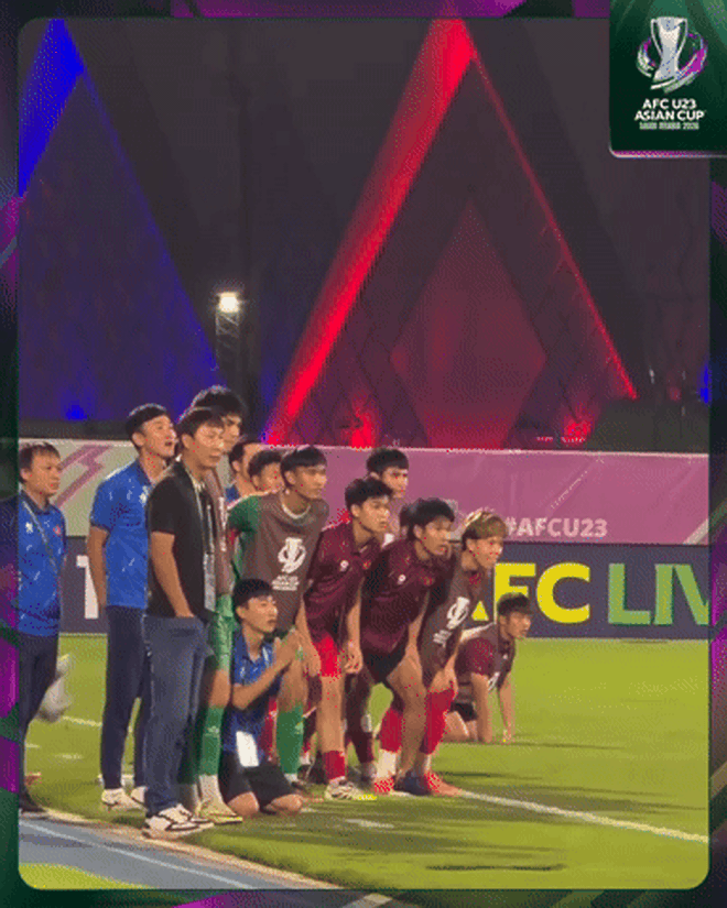 Cận cảnh U23 Việt Nam lao vào sân ăn mừng HCĐ châu Á cực sung, hát vang "Như có Bác trong ngày vui đại thắng"- Ảnh 1.