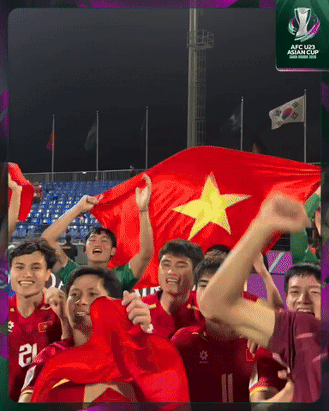 Cận cảnh U23 Việt Nam lao vào sân ăn mừng HCĐ châu Á cực sung, hát vang "Như có Bác trong ngày vui đại thắng"- Ảnh 2.