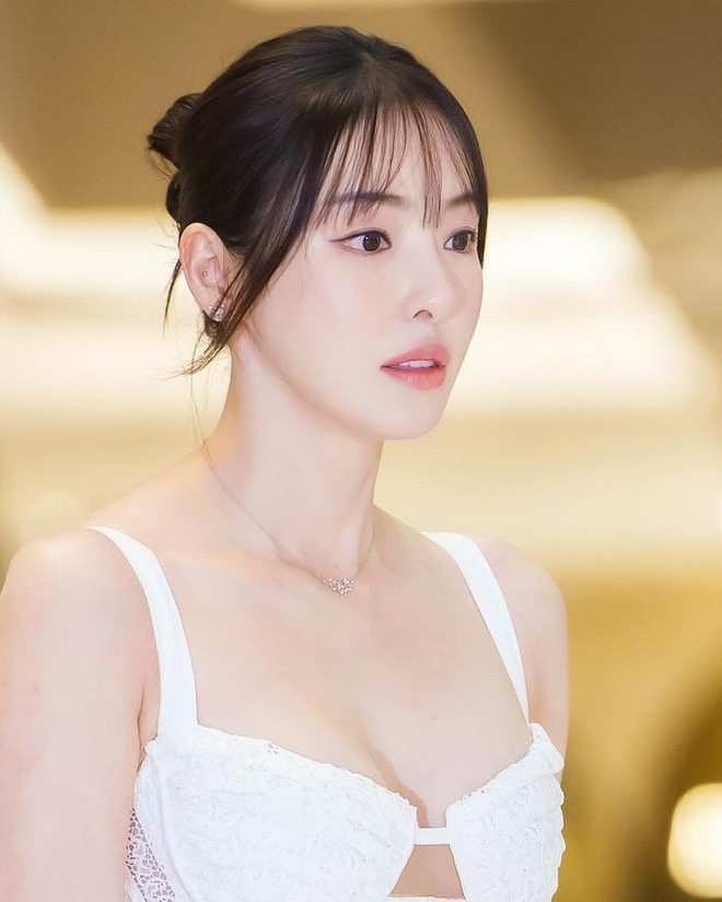 Mỹ nhân "tái sinh" thành công bậc nhất showbiz: 41 tuổi visual vẫn hoàn mỹ, mặc đẹp đến nỗi gái trẻ muốn copy- Ảnh 2.