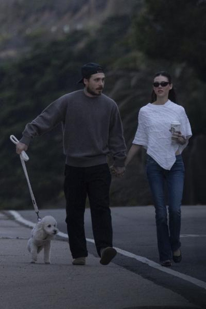 Brooklyn đã chịu lộ diện sau màn đấu tố bố mẹ, thái độ như xát thêm muối vào nhà Beckham- Ảnh 1. Brooklyn đã chịu lộ diện sau màn đấu tố bố mẹ, thái độ như xát thêm muối vào nhà Beckham- Ảnh 1.