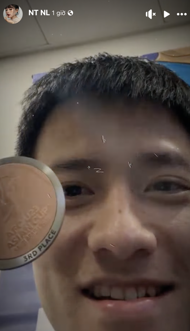 "Người hùng" Thanh Nhàn gửi ngay 1 nụ hôn cực ngọt cho vợ hotgirl khi ghi bàn giúp U23 Việt Nam giành HCĐ châu Á- Ảnh 2.