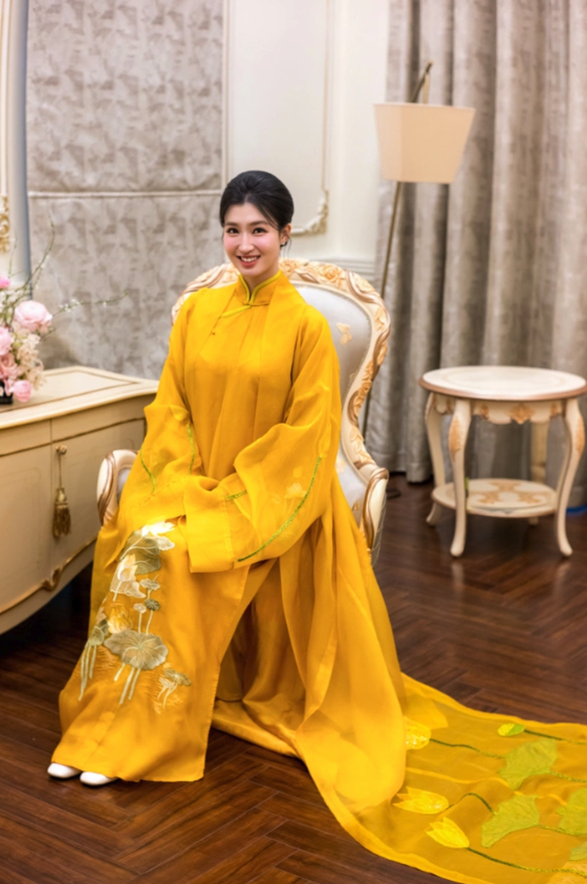 Cận cảnh cặp áo dài vàng toả ra 2 chữ "phúc khí" của vợ chồng Minh Hoàng - Phương Nhi- Ảnh 2.