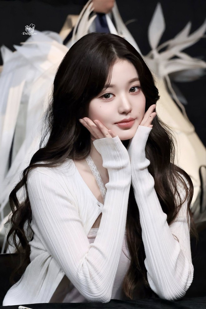 Đôi môi bất thường của Jang Wonyoung - Ảnh 3.