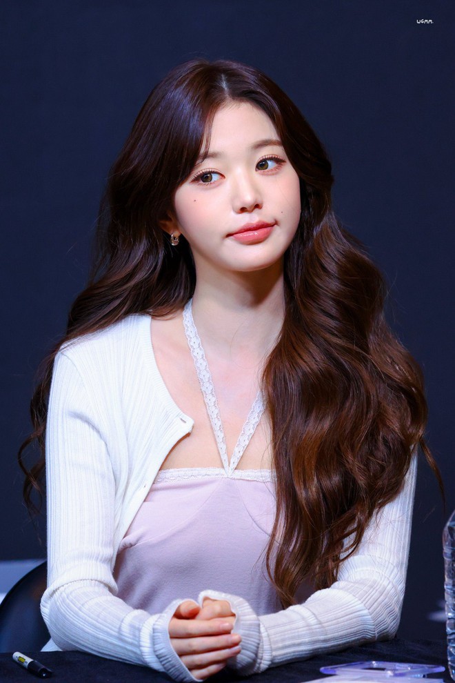 Đôi môi bất thường của Jang Wonyoung - Ảnh 4.