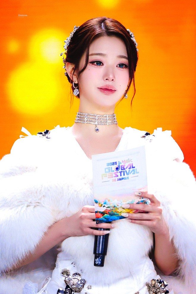 Đôi môi bất thường của Jang Wonyoung - Ảnh 2.