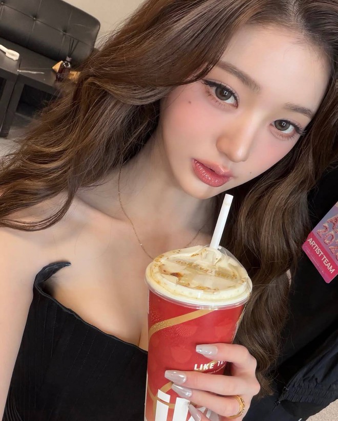 Đôi môi bất thường của Jang Wonyoung - Ảnh 13.