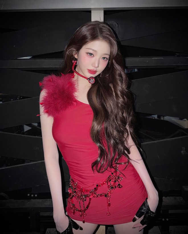 Đôi môi bất thường của Jang Wonyoung - Ảnh 1.