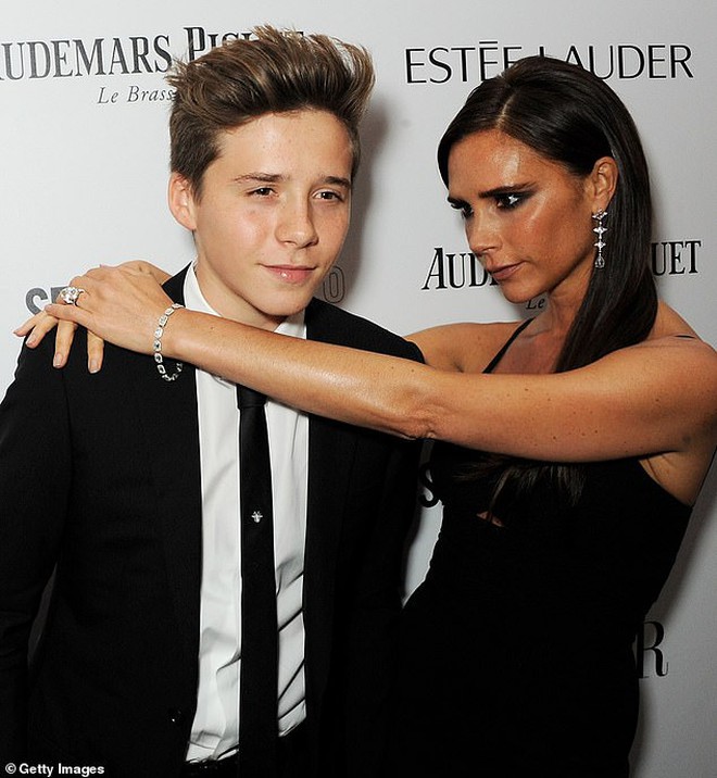 Bạn bè của Victoria Beckham bức xúc: Tại sao cô ấy không được nhảy thân mật với con trai của mình?- Ảnh 4.