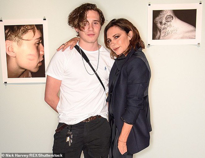 Bạn bè của Victoria Beckham bức xúc: Tại sao cô ấy không được nhảy thân mật với con trai của mình?- Ảnh 5.