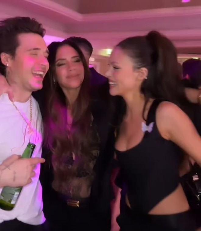 Bạn bè của Victoria Beckham bức xúc: Tại sao cô ấy không được nhảy thân mật với con trai của mình?- Ảnh 6.