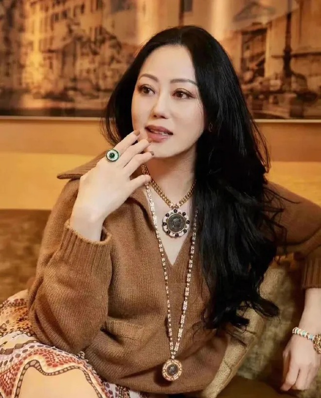 Đệ nhất "hồng nhan họa thủy": Nhan sắc khiến 2 tỷ phú tán gia bại sản, làn da tuổi 62 cả thiên hạ phát ghen- Ảnh 3.