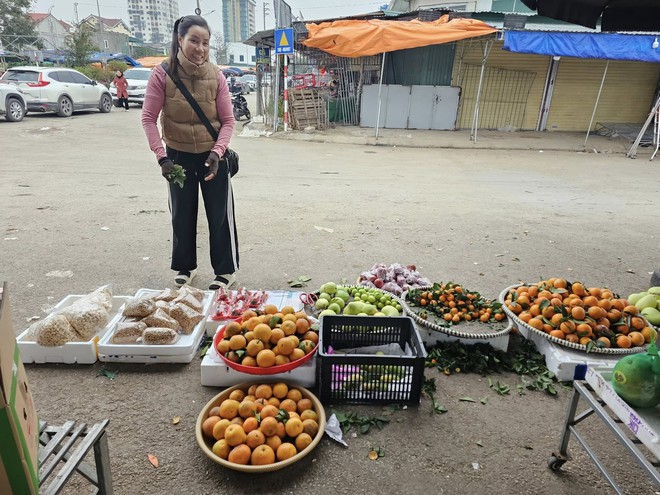 Thời tới: Thủ môn Cao Văn Bình được fan vây kín khi về quê, sạp hoa quả của mẹ đắt hàng nhờ con trai vàng- Ảnh 6.