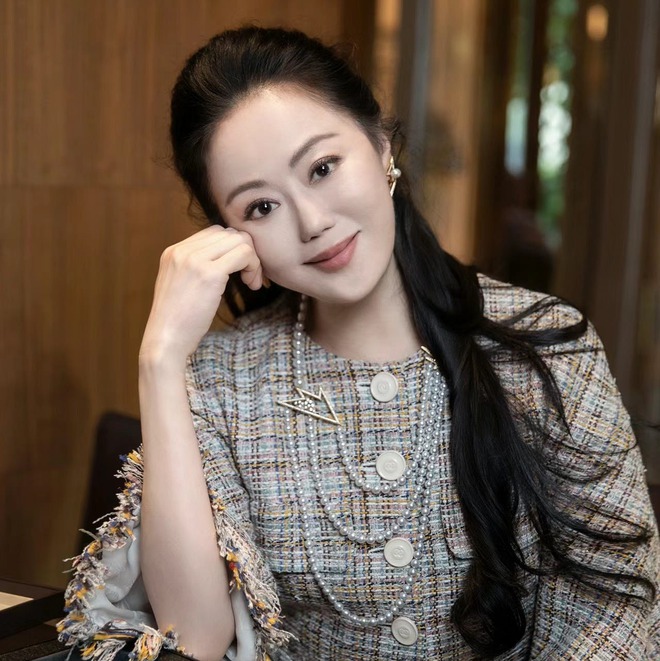 Đệ nhất "hồng nhan họa thủy": Nhan sắc khiến 2 tỷ phú tán gia bại sản, làn da tuổi 62 cả thiên hạ phát ghen- Ảnh 2.