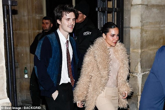 Nhà Beckham kéo quân đi "trẩy hội", Brooklyn - Nicola cũng chẳng vừa đáp trả- Ảnh 6. Nhà Beckham kéo quân đi "trẩy hội", Brooklyn - Nicola cũng chẳng vừa đáp trả- Ảnh 6.