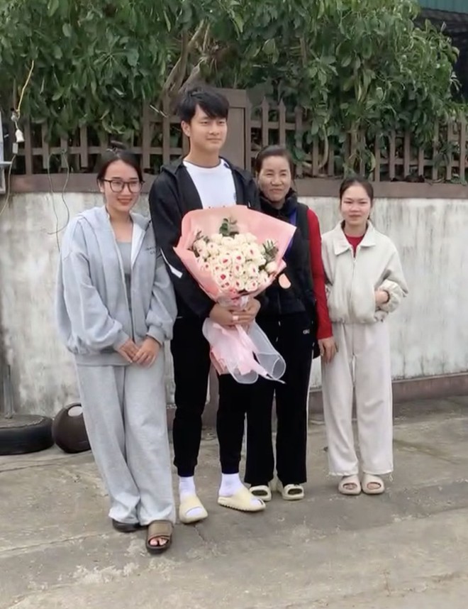 Đối lập: Cùng là thủ môn hotboy U23 Việt Nam, Cao Văn Bình được fan vây kín, Trung Kiên từng hot nay lặng lẽ quá!- Ảnh 3. Đối lập: Cùng là thủ môn hotboy U23 Việt Nam, Cao Văn Bình được fan vây kín, Trung Kiên từng hot nay lặng lẽ quá!- Ảnh 3.