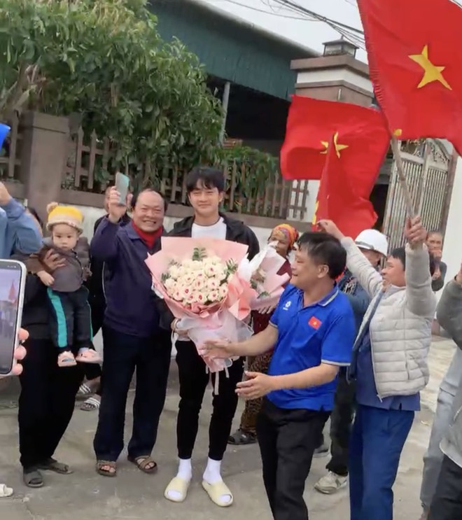 Đối lập: Cùng là thủ môn hotboy U23 Việt Nam, Cao Văn Bình được fan vây kín, Trung Kiên từng hot nay lặng lẽ quá!- Ảnh 2. Đối lập: Cùng là thủ môn hotboy U23 Việt Nam, Cao Văn Bình được fan vây kín, Trung Kiên từng hot nay lặng lẽ quá!- Ảnh 2.