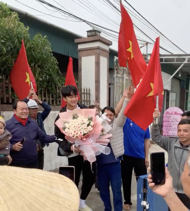 Đối lập: Cùng là thủ môn hotboy U23 Việt Nam, Cao Văn Bình được fan vây kín, Trung Kiên từng hot nay lặng lẽ quá!- Ảnh 1. Đối lập: Cùng là thủ môn hotboy U23 Việt Nam, Cao Văn Bình được fan vây kín, Trung Kiên từng hot nay lặng lẽ quá!- Ảnh 1.