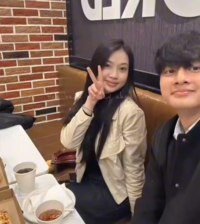 Thủ môn hotboy Cao Văn Bình U23 Việt Nam đã có bạn gái xinh xắn, tình cảm cỡ này, hội fangirl "bít cửa"- Ảnh 3.