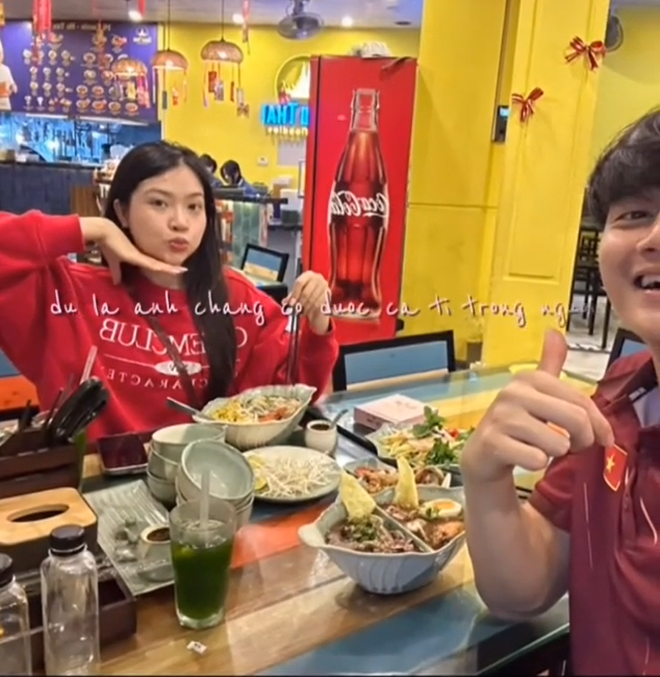 Thủ môn hotboy Cao Văn Bình U23 Việt Nam đã có bạn gái xinh xắn, tình cảm cỡ này, hội fangirl "bít cửa"- Ảnh 8.