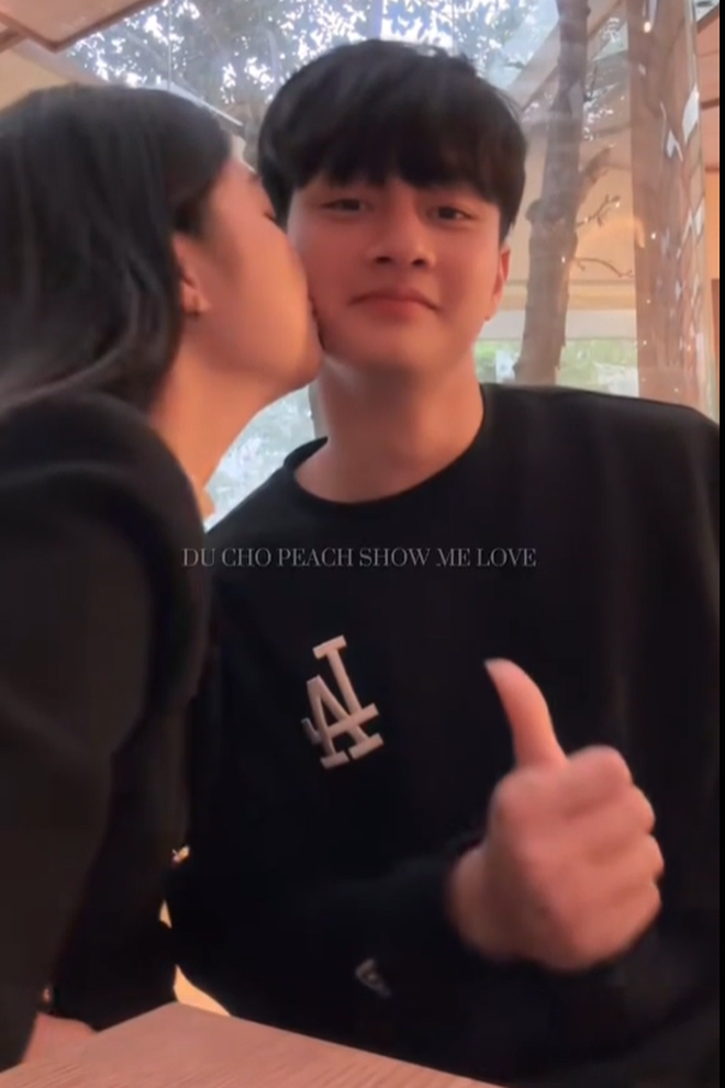 Thủ môn hotboy Cao Văn Bình U23 Việt Nam đã có bạn gái xinh xắn, tình cảm cỡ này, hội fangirl "bít cửa"- Ảnh 7.