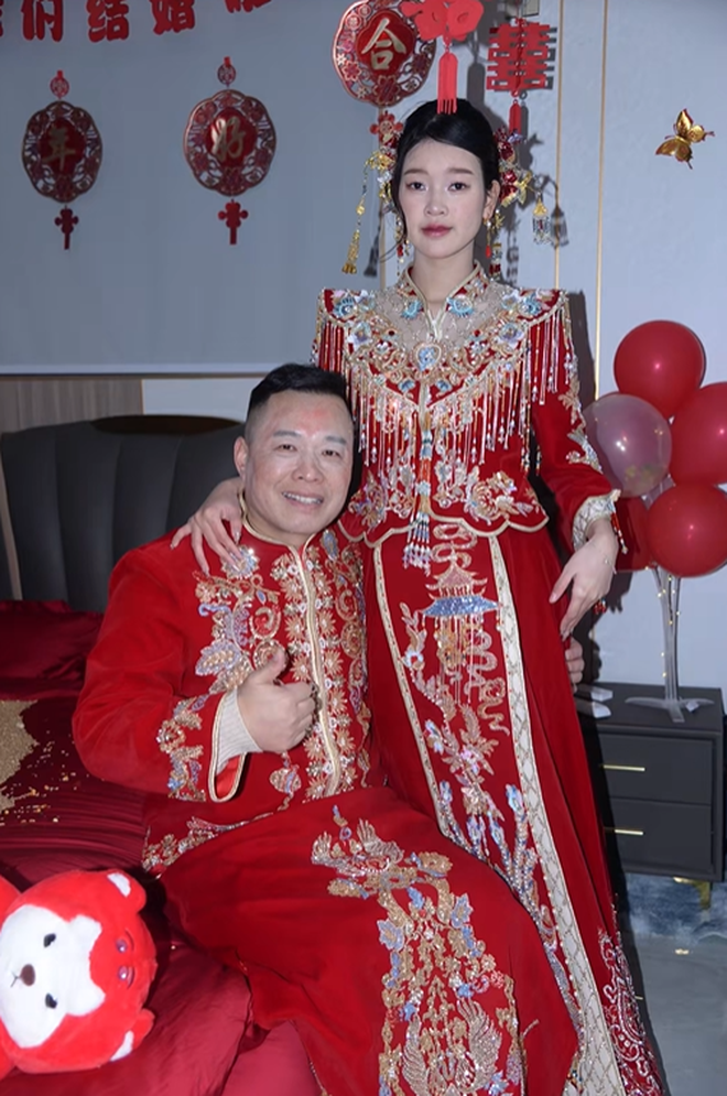 Đám cưới của Tôn Bằng và vợ kém 26 tuổi: Cô dâu lộ nhan sắc thật qua cam thường- Ảnh 2.